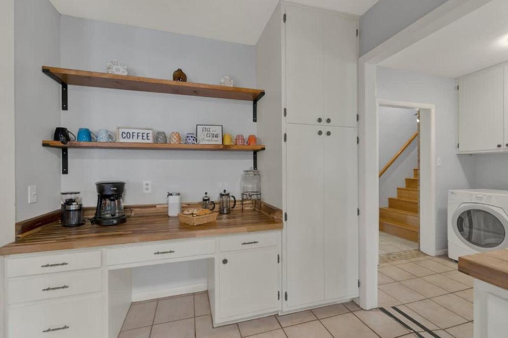 Huge Luxury Home with Hot Tub and Sauna - 2 mi to Dwntn